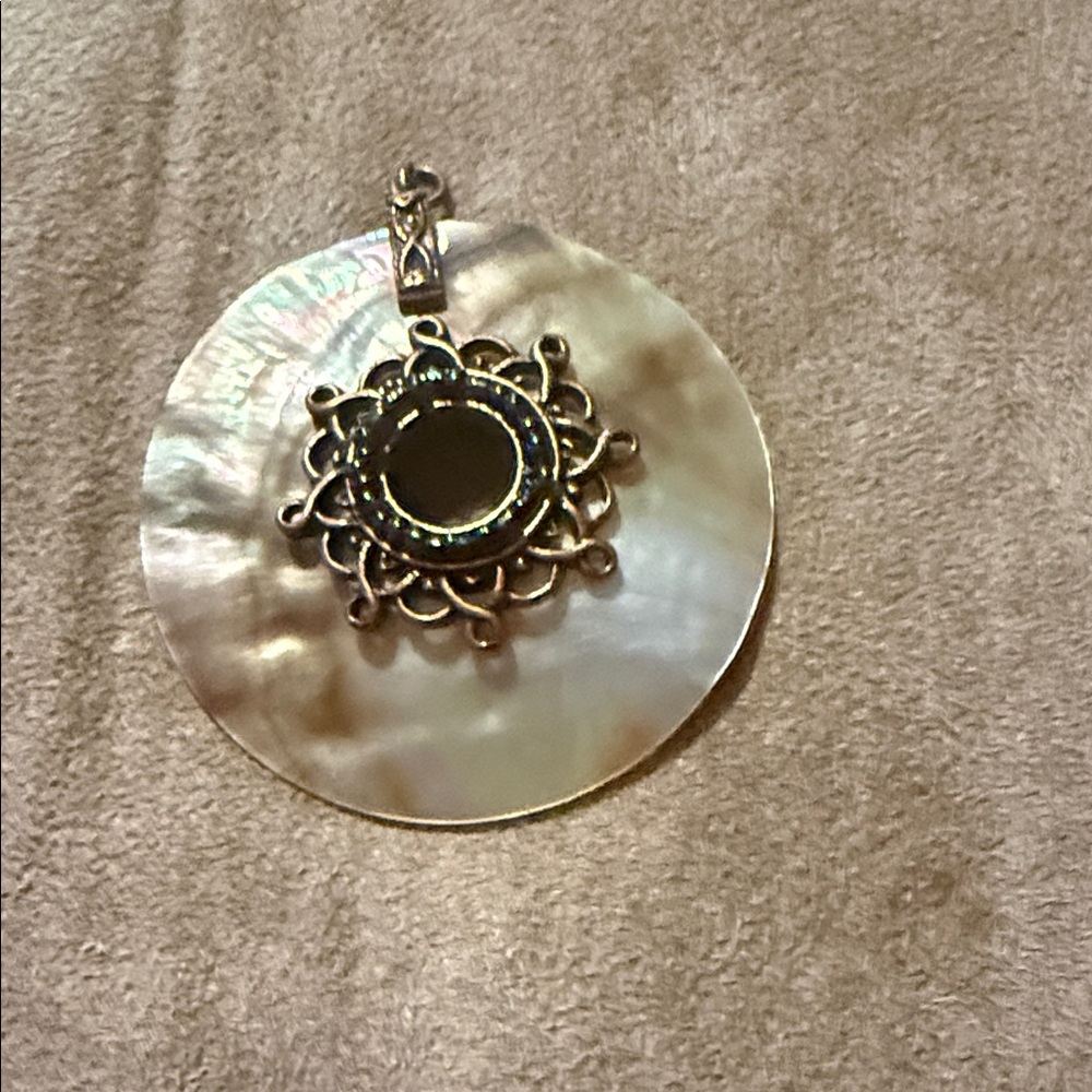 Elegant Mother of Pearl Pendant - Picture 4 of 9